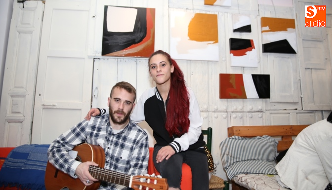 Nerea Montero Rodríguez, junto a algunos de sus cuadros / Foto de Alberto Martín