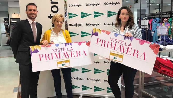 Dos de las ganadoras de este concurso recibiendo sus cheques regalo