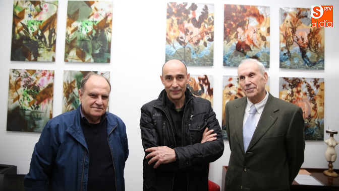 El pintor Florencio Maillo, en el centro, en la inauguración de esta muestra / Foto de Alberto Martín
