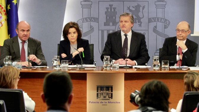 La vicepresidenta del Gobierno, ministra de la Presidencia y para las Administraciones Territoriales, Soraya Sáenz de Santamaría, el ministro de Educación, Cultura y Deporte y portavoz del Gobierno, Íñigo Méndez de Vigo, el ministro de Hacienda y Función