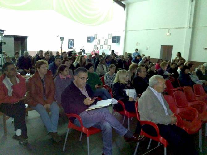 Publico asistente a la charla ofrecida hace unos días en Yecla de Yeltes / EVA ABARCA