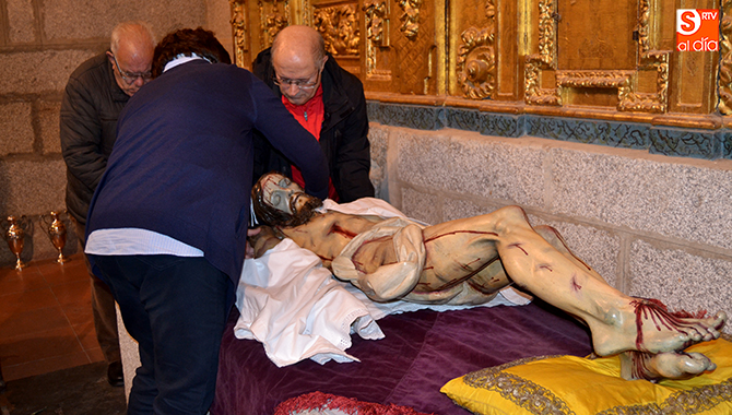 Las camareras del Santo Cristo de la Cama realizaban este sábado el tradicional cambio de ajuares