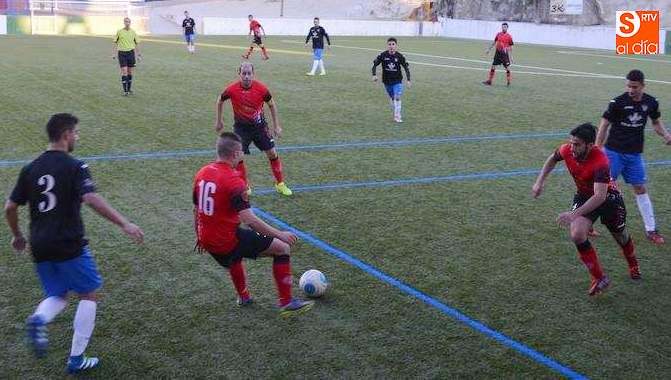 Momento del partido que se jugó en Mario Emilio entre ambos conjuntos