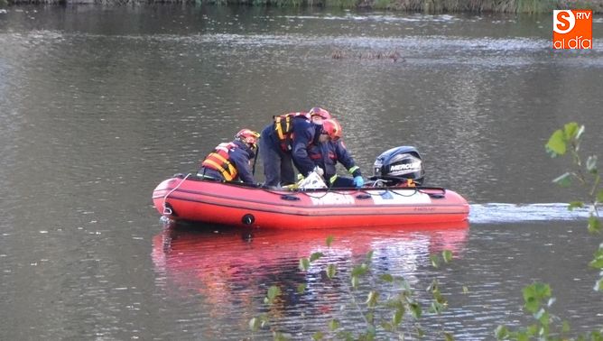 Bomberos de Ciudad Rodrigo recogiendo el cadáver de una mujer de unos 80 años en las aguas del Águeda