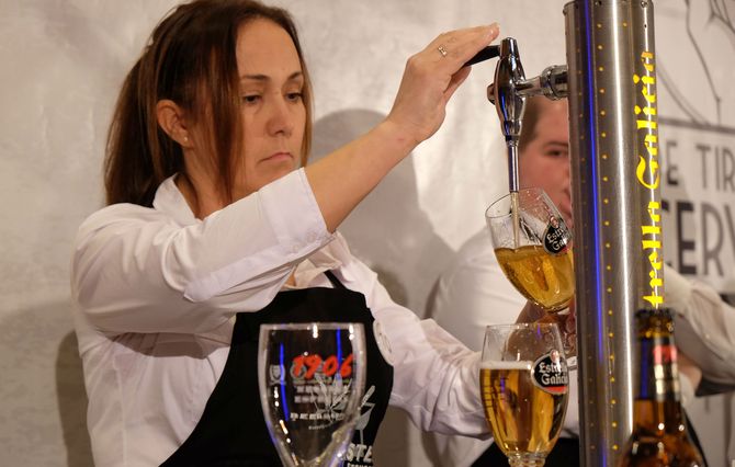  Pilar García Muñoz, ganadora del Campeonato de Tiraje de Cerveza