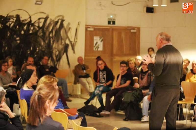 Momento de la conferencia en la Casa de las Conchas