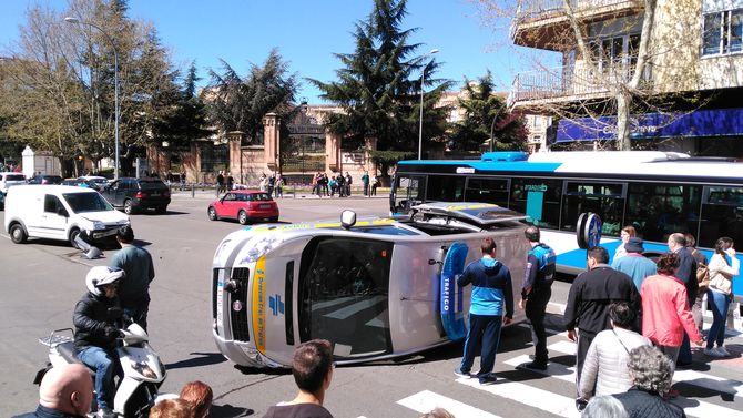 Dos policías heridos al volcar su vehículo en el paseo de Carmelitas