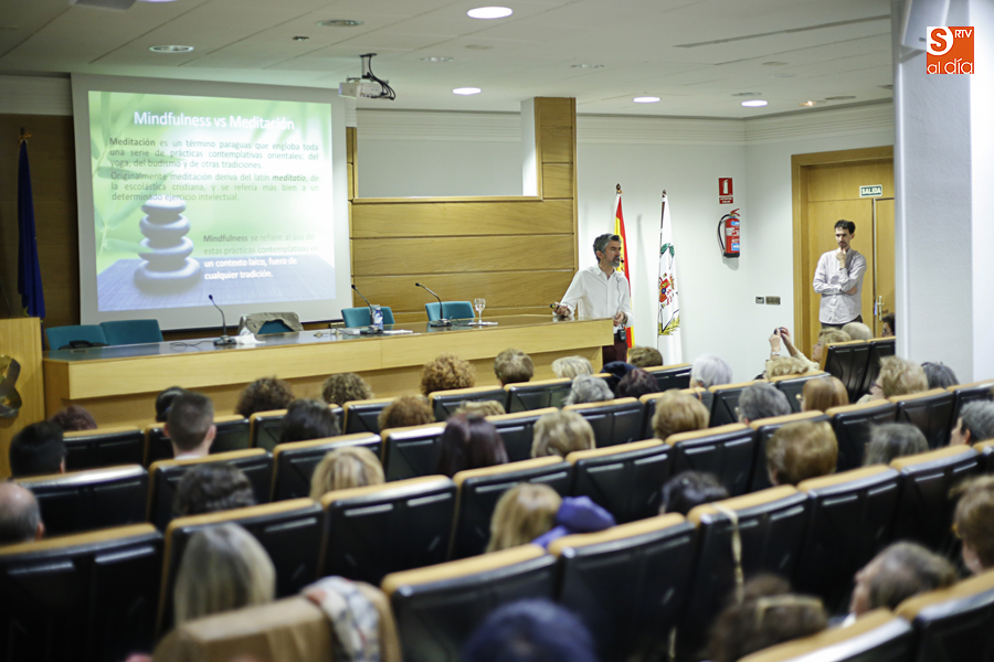 Conferencia en el Colegio de Enfermería de Salamanca. Foto: Alejandro López