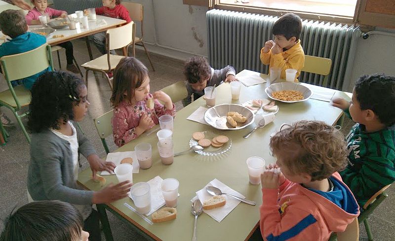 Los más pequeños disfrutaron de un desayuno saludable. Fotos: CEO Alto Alagón.
