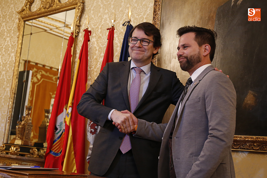 El alcalde, Alfonso Fernández Mañueco, y el portavoz del Grupo Municipal de Ciudadanos, Alejandro González Bueno (Foto de Álex López)