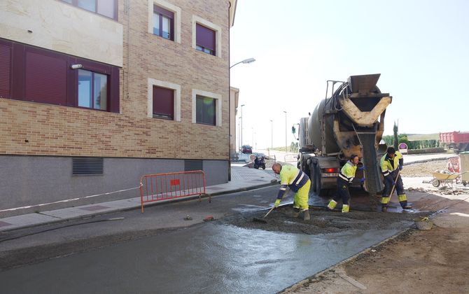 Obras en la calle La Pinilla de Carbajosa de la Sagrada
