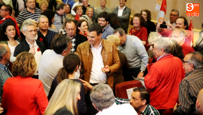 Pedro Sánchez rodeado por seguidores en el Salón de Actos del Hotel Doña Brígida / Foto de Alberto Martín