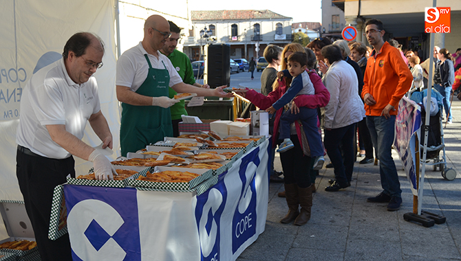 Cientos de personas participaban este viernes en la I Torrijada solidaria
