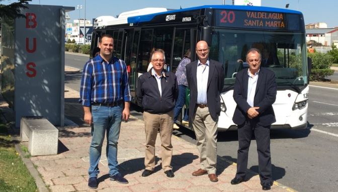 David Mingo, alcalde de Santa Marta, junto a representantes de los grupos de Psoe y Ciudadanos en este municipio