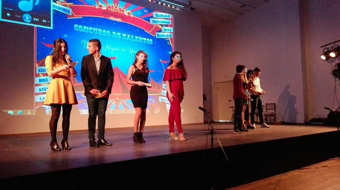 Los alumnos del IESO Miguel de Unamuno demuestran su talento en el escenario