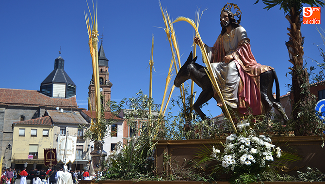 Los niños fueron los grandes protagonistas del Domingo de Ramos arropando a Jesús en la borriquilla