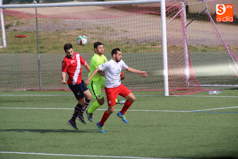 Momento del partido entre el Santa Marta y el Villa de Simancas en el San Casto