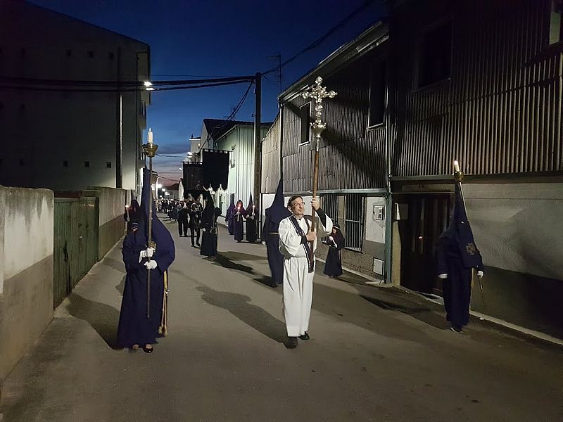 Los fieles participaron en la primera procesión nocturna de la Semana Santa. Fotos: Ayto. Ledrada