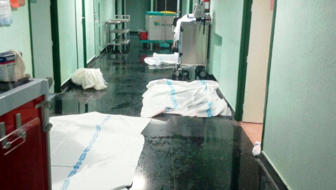 Imagen del suelo en el que se observan sábanas para reducir el agua del suelo