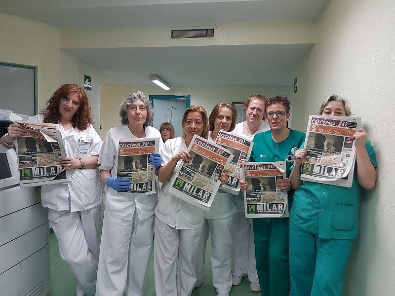 Profesionales del Servicio de Rayos del complejo hospitalario posan con el periódico SALAMANCA AL DÍA