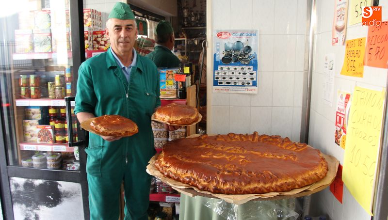 El reparto por Pascua de un trozo de empanada entre los clientes se ha convertido en una tradición 12 años después