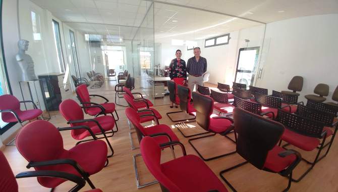 Detalle de las oficinas del campo de fútbol de Santa Marta