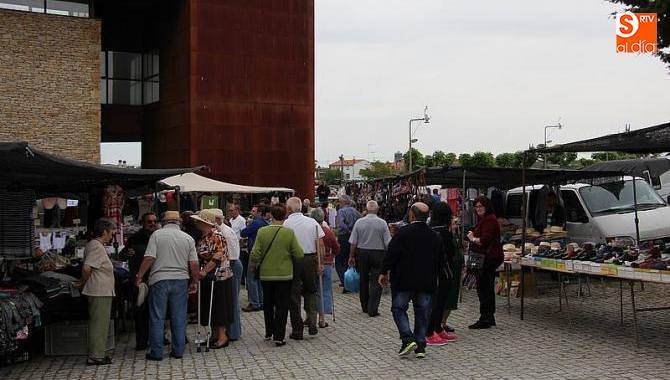 El mercadillo portugués La Cuenta celebra este domingo una edición especial por la Semana Santa