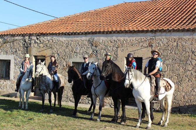 La llegada de peregrinos y los actos de Semana Santa animan las calles de la localidad