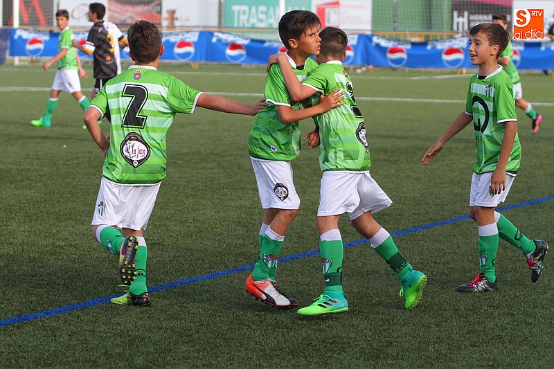 El Guijuelo Alevín de segundo año celebra un gol frente al Unionistas.