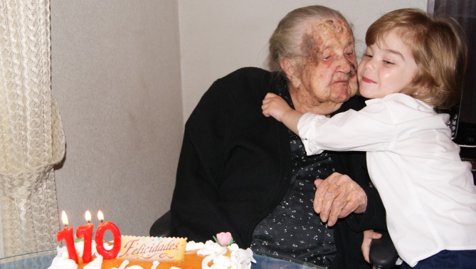 Adelaida Hernández González junto a su bisnieto más joven