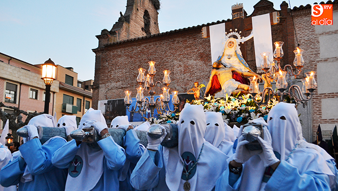El Vía Crucis de la cofradía Vera Cruz abría esta mañana los actos del Viernes Santo
