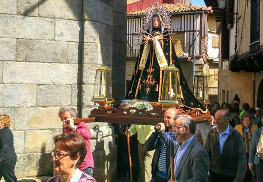 Los fieles portan un paso con la imagen de la Virgen a la salida de la parroquia.