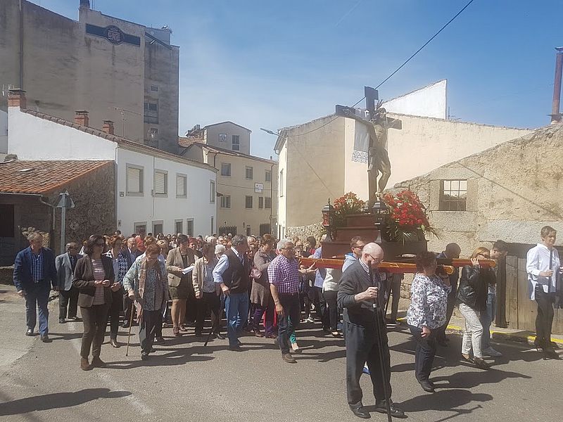 Cientos de fieles acudieron a la cita con el Vía Crucis procesional en la villa.
