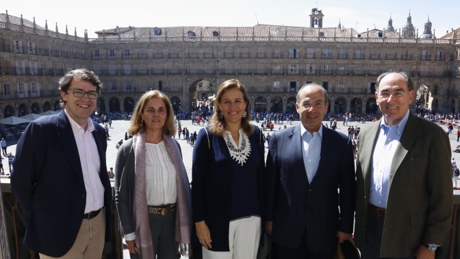 El alcalde, Alfonso Fernández Mañueco, junto al expresidente de México, Felipe Calderón, y el presidente de Iberdrola, Ignacio Sánchez Galán, acompañados por sus esposas, Margarita Zavala e Isabel García-Tabernero, respectivamente