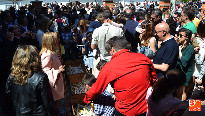 Cientos de personas abarrotaron los accesos a la Ermita del Humilladero para realizar la tradicional entrega de las Velas