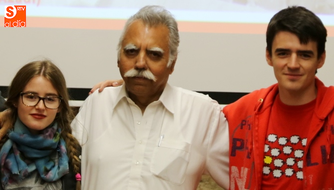 El activista pakistaní Muhammad Ehsan Ullah Khan, en el centro, junto a los jóvenes promotores de esta conferencia / Foto de Alberto Martín