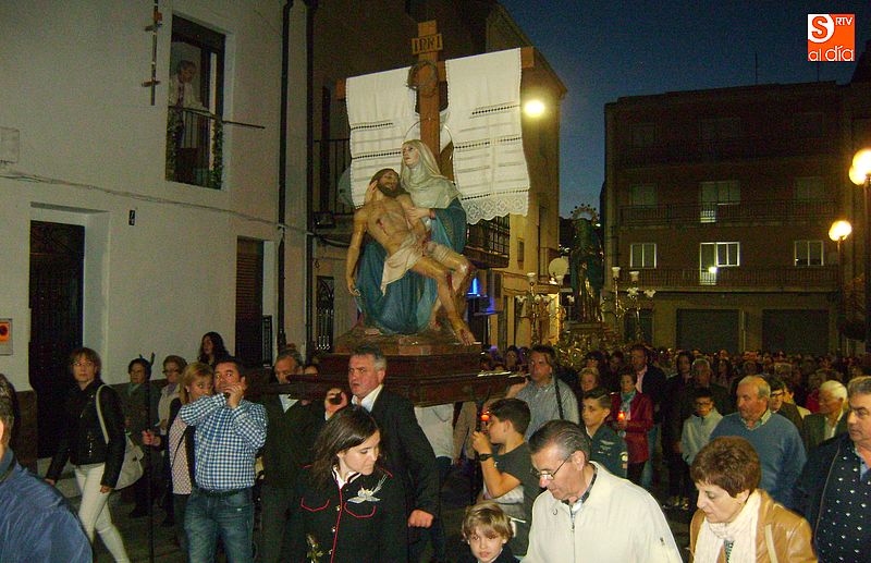 Numerosos fieles se han turnado para portar las imágenes por las calles de la villa.