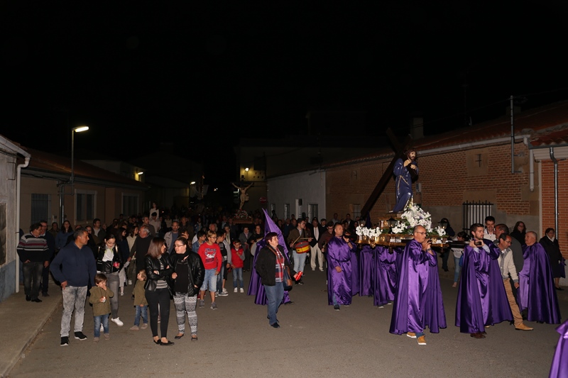 Decenas de vecinos se suman a la procesión del Viernes Santo