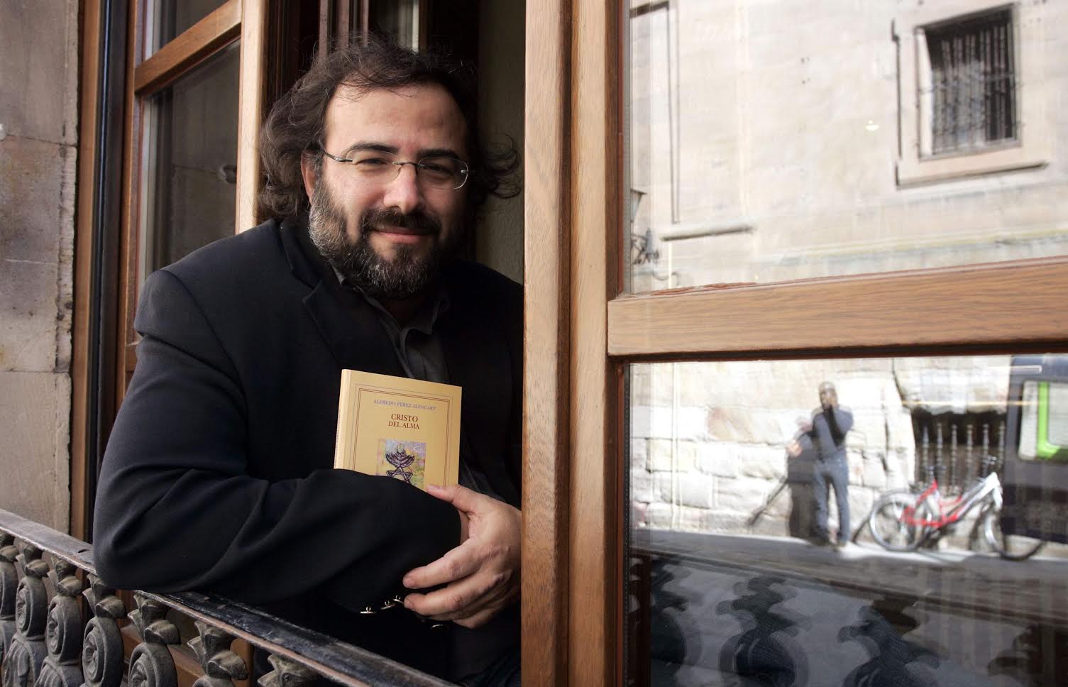 Alfredo Pérez Alencart con Cristo del Alma (foto de Jesús Formigo, 2009)