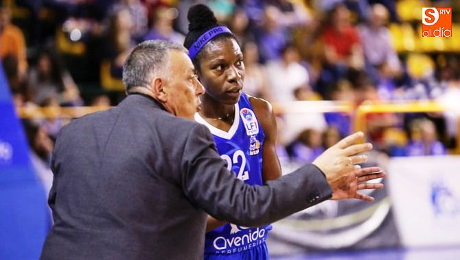 Miguel Ángel Ortega da instrucciones a Givens en un momento del partido de este viernes