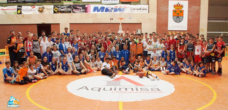 Foto familiar de los participantes del torneo 3x3 que se ha celebrado en Carbajosa