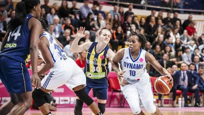 Prince, con el balón, ante la jugadora del Fenerbahce, Quigley
