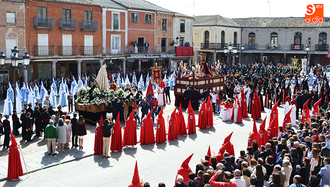 Vecinos y visitantes abarrotaban la Plaza de la Constitución para vivir el acto de la Resurrección
