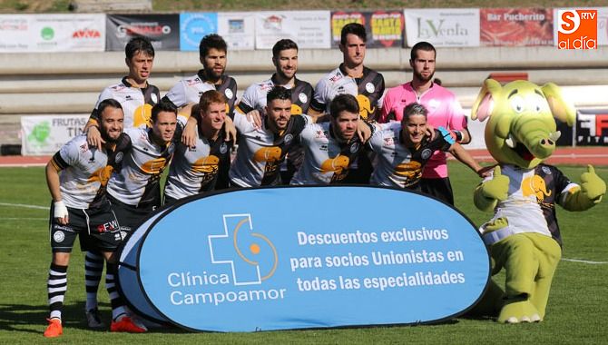 Uno de los onces titulares de Unionistas esta temporada en Las Pistas