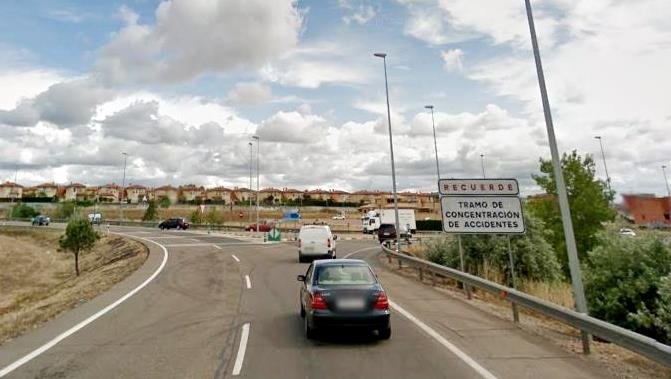 Rotonda de E. Leclerc que conecta la carretera de Alba con la Ronda Sur