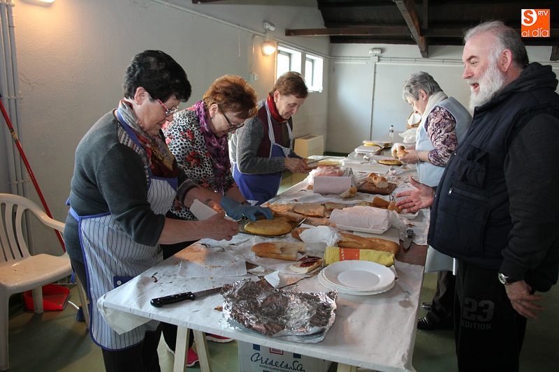 Hasta 137 tortillas fueron donadas por los vitigudinenses para la pasada edición del Bocata Solidario
