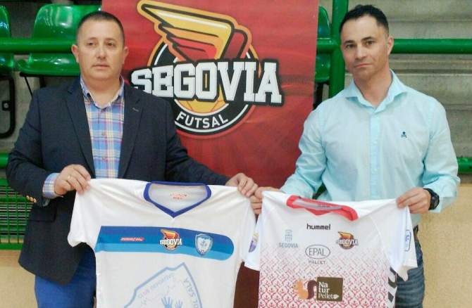 Casimiro Carral y Juanlu posan con las camisetas de ambos clubes