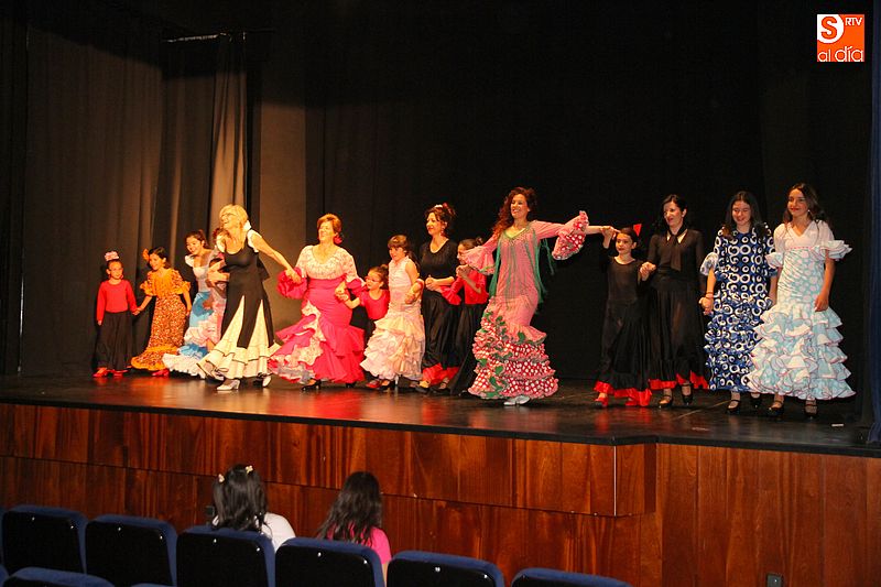 La escuela de sevillanas muestra sus progresos en el centro cultural