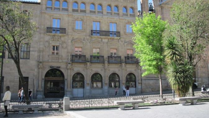 Uno de los laterales de la plaza de los Bandos, donde se aprecia la ausencia de árboles
