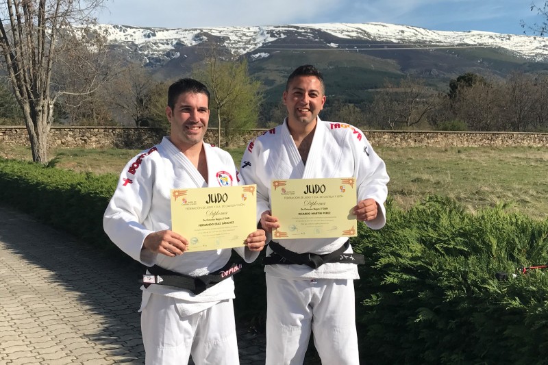 Los dos salmantinos muestra su premio tras la realización de los exámenes